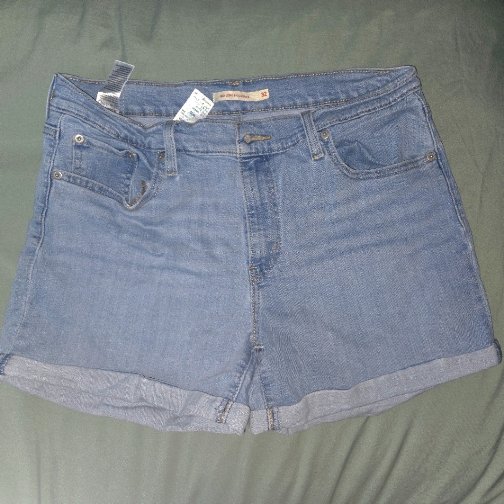 Levi Shorts Size 32